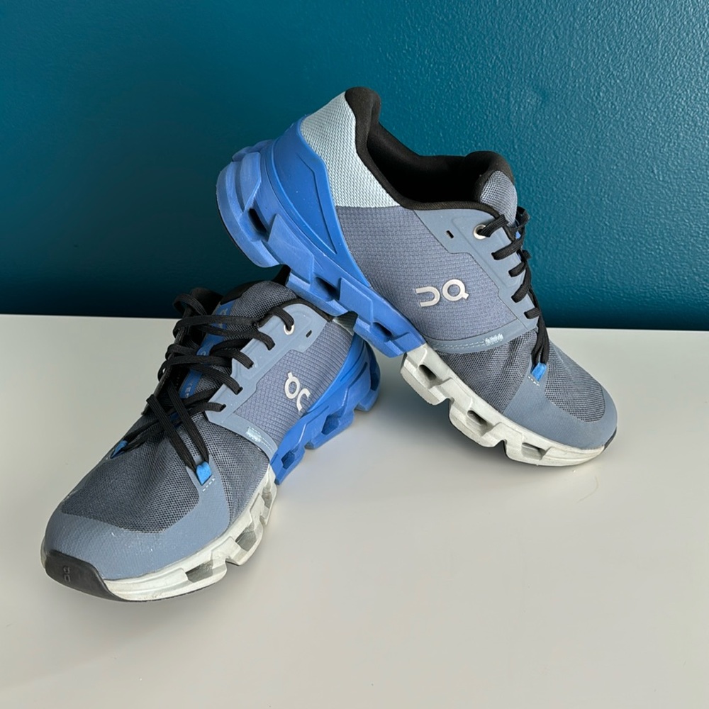 Men's ON cloudflyer running walking shoes size 10